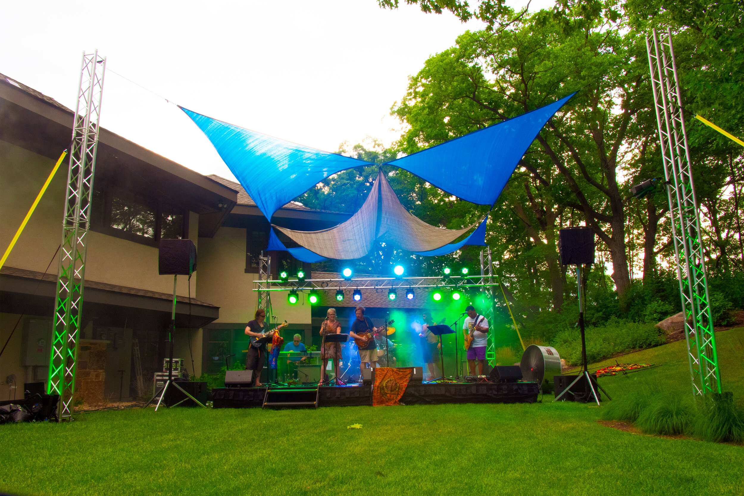 OutdoorEvent Minnetonka BackyardConcert1